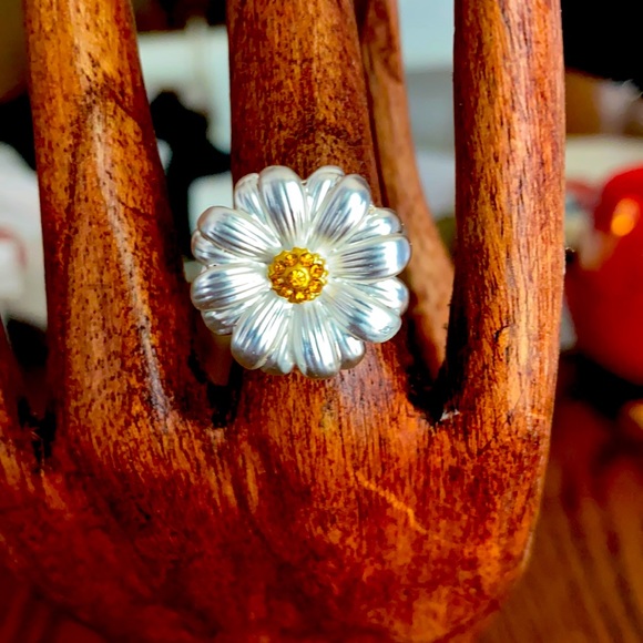 a silver flower ring in size 8 - Picture 2 of 4
